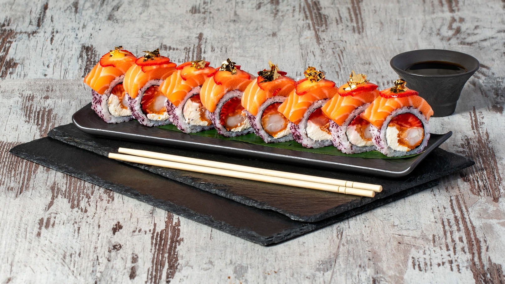 Роли з полуницею: сезонні новинки в меню ROCO Sushi фото105